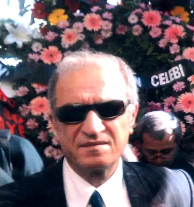 8 yıllık kadavra törenle toprağa verildi 8 yıllık kadavra törenle toprağa verildi