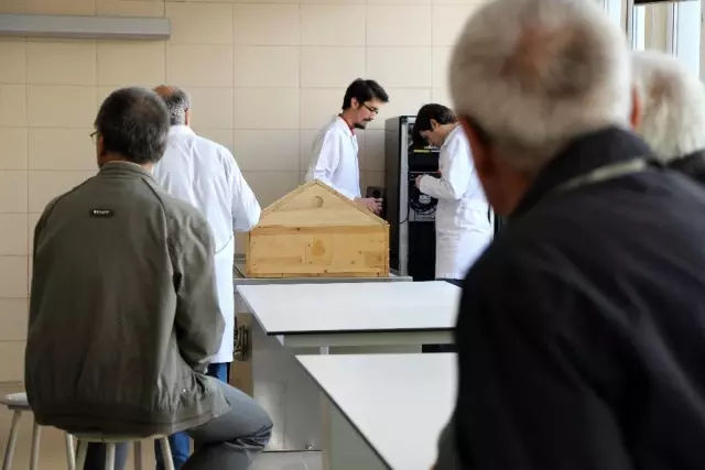 8 yıllık kadavra törenle toprağa verildi 8 yıllık kadavra törenle toprağa verildi