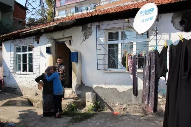 (Özel) Zihinsel engelli 2 çocuk annesi, harabe evde yaşam savaşı veriyor (Özel) Zihinsel engelli 2 çocuk annesi, harabe evde yaşam savaşı veriyor