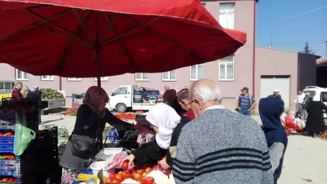 Pazaryeri'nde kurulan köylü pazarına ilgi büyük