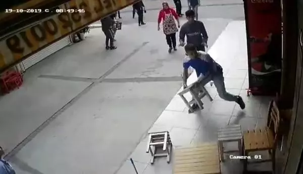 Rakip işletmeye, biber gazlı, taşlı, sopalı saldırı Rakip işletmeye, biber gazlı, taşlı, sopalı saldırı