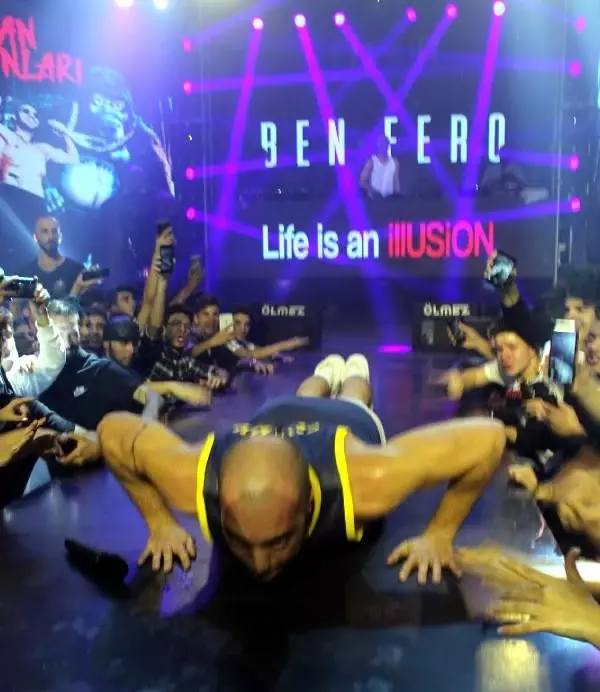 Rapçi Ben Fero'dan sahnede şınav ve asker selamı Rapçi Ben Fero'dan sahnede şınav ve asker selamı