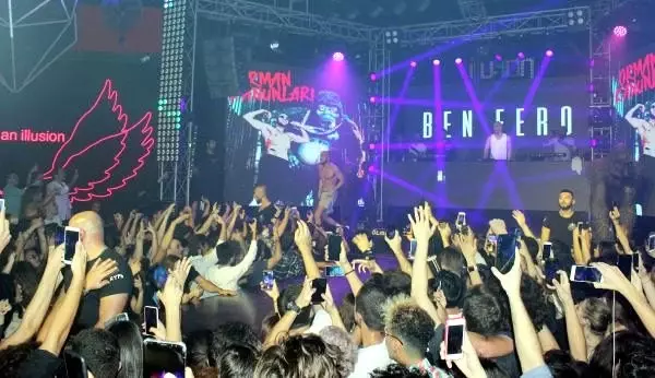 Rapçi Ben Fero'dan sahnede şınav ve asker selamı Rapçi Ben Fero'dan sahnede şınav ve asker selamı
