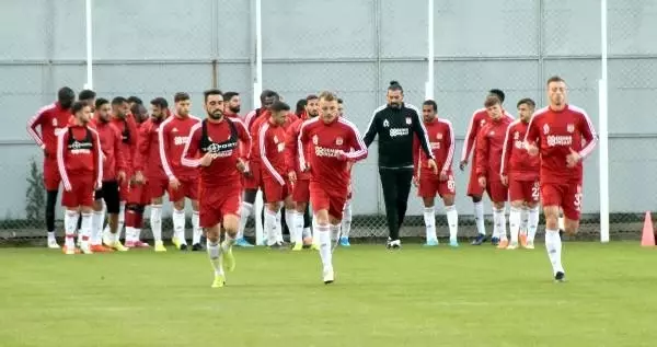Rıza Çalımbay: Bazı şeylere katlanıp, lige devam edeceğiz Rıza Çalımbay: Bazı şeylere katlanıp, lige devam edeceğiz