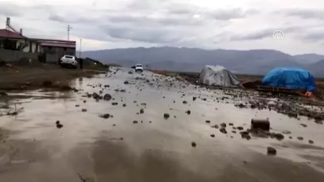 Sağanak nedeniyle dere taştı Sağanak nedeniyle dere taştı