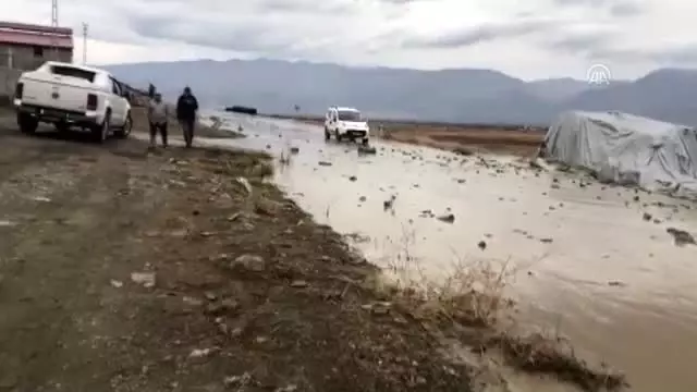 Sağanak nedeniyle dere taştı Sağanak nedeniyle dere taştı