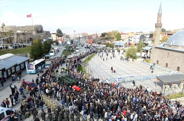 Hakkari şehidi memleketi Erzurum'da son yolculuğuna uğurlandı Hakkari şehidi memleketi Erzurum'da son yolculuğuna uğurlandı