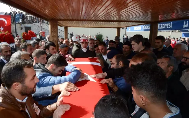 Hakkari şehidi memleketi Erzurum'da son yolculuğuna uğurlandı Hakkari şehidi memleketi Erzurum'da son yolculuğuna uğurlandı
