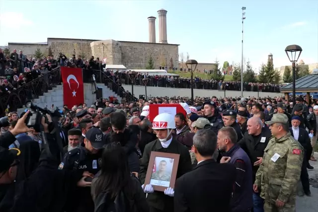 Hakkari şehidi memleketi Erzurum'da son yolculuğuna uğurlandı Hakkari şehidi memleketi Erzurum'da son yolculuğuna uğurlandı