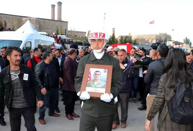 Hakkari şehidi memleketi Erzurum'da son yolculuğuna uğurlandı Hakkari şehidi memleketi Erzurum'da son yolculuğuna uğurlandı