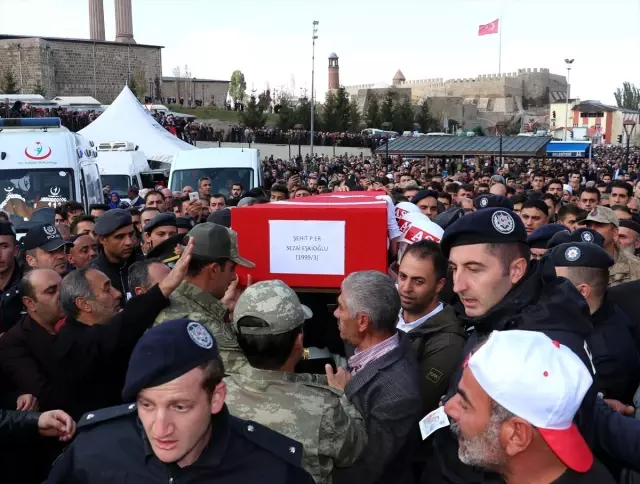 Hakkari şehidi memleketi Erzurum'da son yolculuğuna uğurlandı Hakkari şehidi memleketi Erzurum'da son yolculuğuna uğurlandı