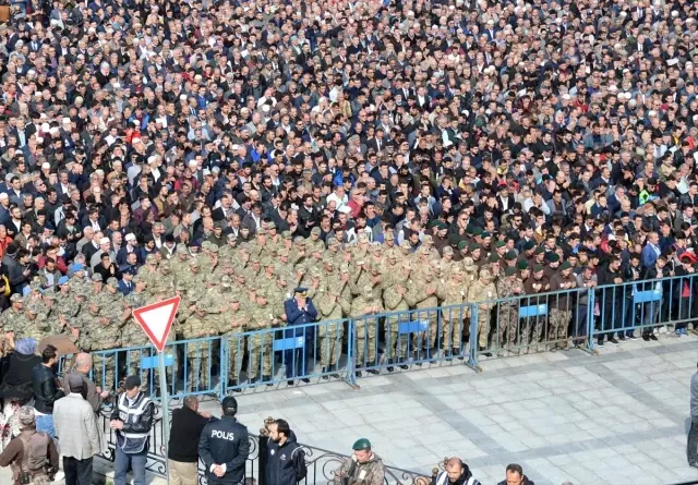Hakkari şehidi memleketi Erzurum'da son yolculuğuna uğurlandı Hakkari şehidi memleketi Erzurum'da son yolculuğuna uğurlandı
