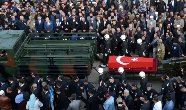 Hakkari şehidi memleketi Erzurum'da son yolculuğuna uğurlandı Hakkari şehidi memleketi Erzurum'da son yolculuğuna uğurlandı