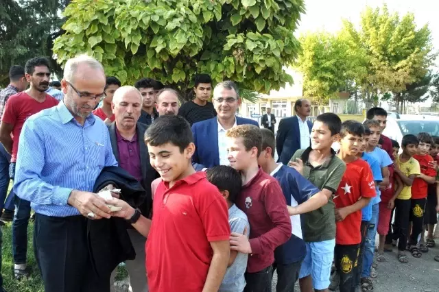 Şehit babaları sınırdaki çocuklara harçlık dağıttı Şehit babaları sınırdaki çocuklara harçlık dağıttı