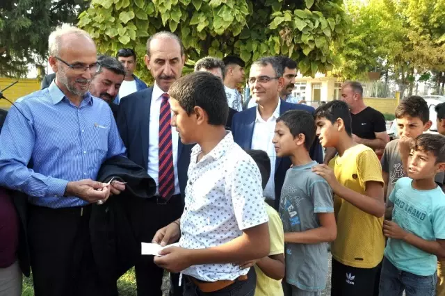 Şehit babaları sınırdaki çocuklara harçlık dağıttı Şehit babaları sınırdaki çocuklara harçlık dağıttı