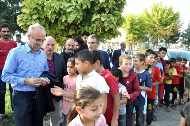 Şehit babaları sınırdaki çocuklara harçlık dağıttı Şehit babaları sınırdaki çocuklara harçlık dağıttı
