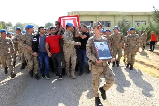 Şehit uzman çavuş Önek'in naaşı memleketine uğurlandı Şehit uzman çavuş Önek'in naaşı memleketine uğurlandı