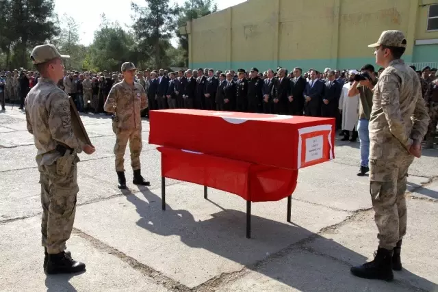 Şehit uzman çavuş Önek'in naaşı memleketine uğurlandı Şehit uzman çavuş Önek'in naaşı memleketine uğurlandı