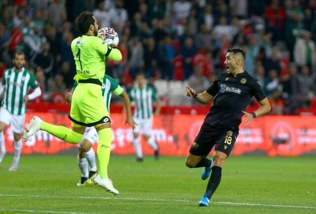 Serkan Kırıntılı 20. saniyede kırmızı kart görüp tarihe geçti!