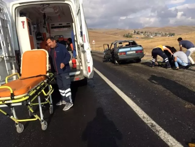 Servis minibüsü ile otomobil çarpıştı: 4 yaralı Servis minibüsü ile otomobil çarpıştı: 4 yaralı