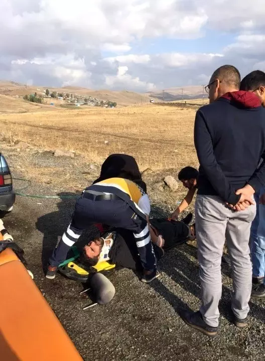 Servis minibüsü ile otomobil çarpıştı: 4 yaralı Servis minibüsü ile otomobil çarpıştı: 4 yaralı