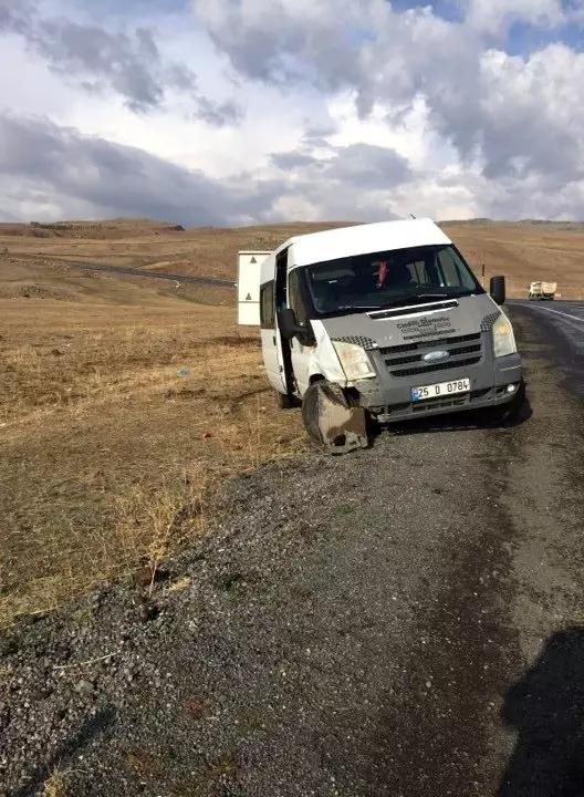 Servis minibüsü ile otomobil çarpıştı: 4 yaralı Servis minibüsü ile otomobil çarpıştı: 4 yaralı