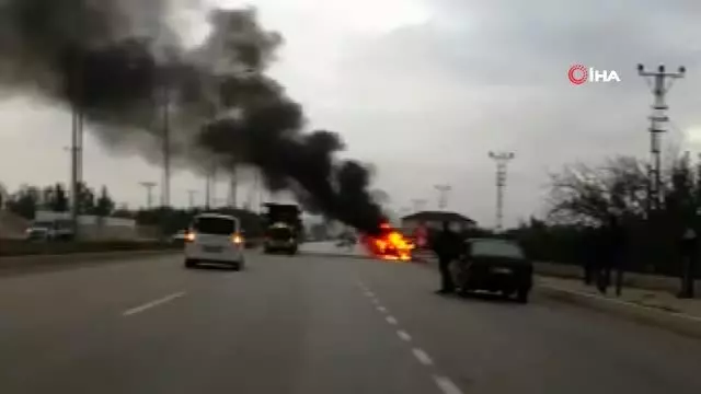 Seyir halindeki araç alev alev yandı Seyir halindeki araç alev alev yandı