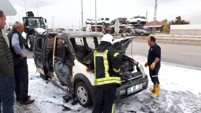 Seyir halindeki araç alev alev yandı Seyir halindeki araç alev alev yandı