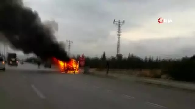 Seyir halindeki araç alev alev yandı Seyir halindeki araç alev alev yandı