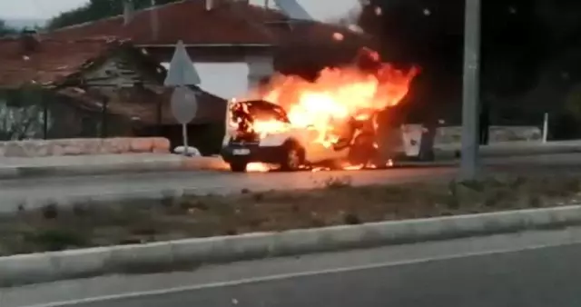 Seyir halindeki araç alev alev yandı Seyir halindeki araç alev alev yandı