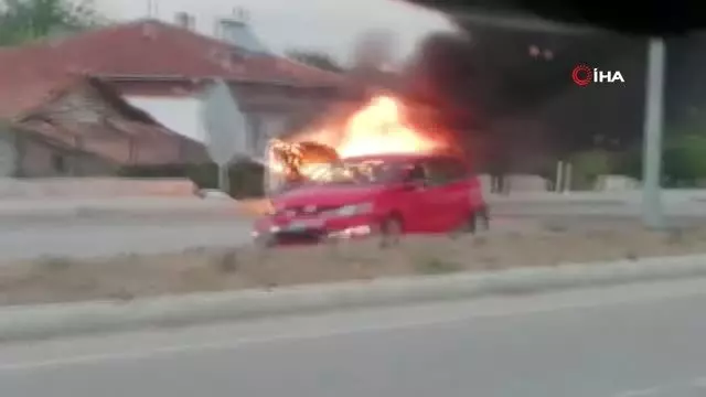 Seyir halindeki araç alev alev yandı Seyir halindeki araç alev alev yandı