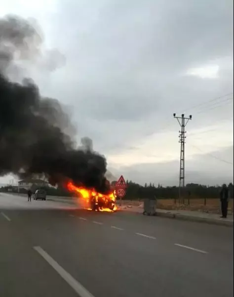 Seyir halindeki araç alev alev yandı Seyir halindeki araç alev alev yandı