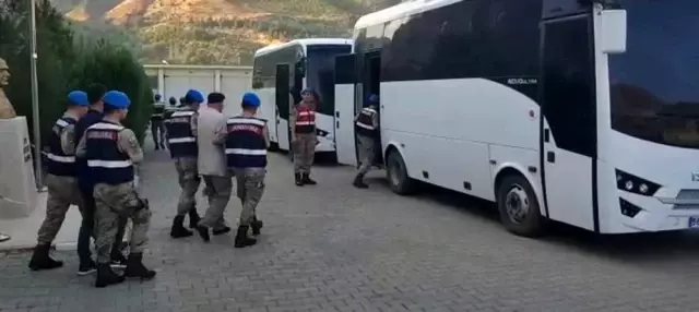 Silah kaçakçılığından gözaltına alınan 10 kişi tutuklandı Silah kaçakçılığından gözaltına alınan 10 kişi tutuklandı