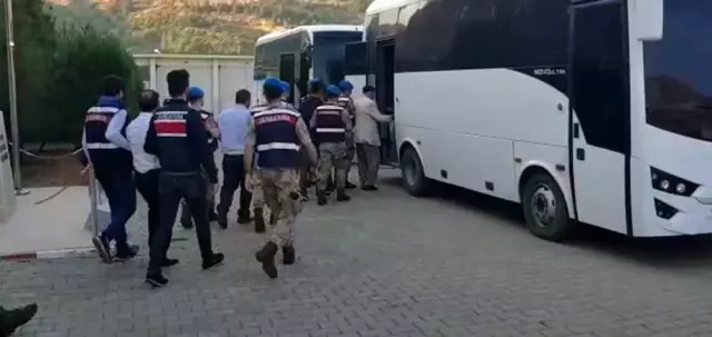 Silah kaçakçılığından gözaltına alınan 10 kişi tutuklandı Silah kaçakçılığından gözaltına alınan 10 kişi tutuklandı