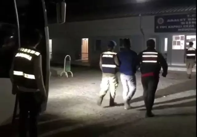 Silah kaçakçılığından gözaltına alınan 10 kişi tutuklandı Silah kaçakçılığından gözaltına alınan 10 kişi tutuklandı