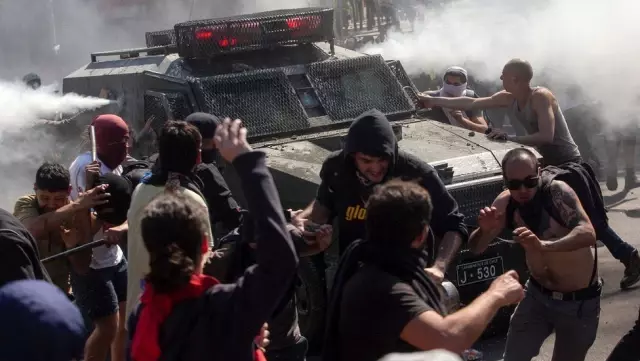 Şili'deki protestolarda konfeksiyon fabrikası yağmalandı: 5 ölü Şili'deki protestolarda konfeksiyon fabrikası yağmalandı: 5 ölü
