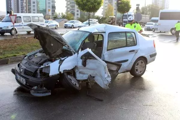Sivas'ta kamyonet ile otomobil çarpıştı: 4 yaralı Sivas'ta kamyonet ile otomobil çarpıştı: 4 yaralı