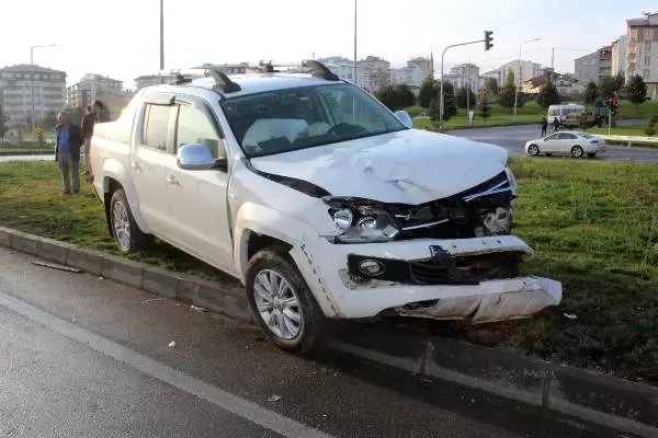 Sivas'ta kamyonet ile otomobil çarpıştı: 4 yaralı Sivas'ta kamyonet ile otomobil çarpıştı: 4 yaralı