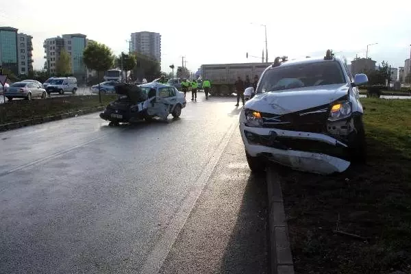 Sivas'ta kamyonet ile otomobil çarpıştı: 4 yaralı Sivas'ta kamyonet ile otomobil çarpıştı: 4 yaralı