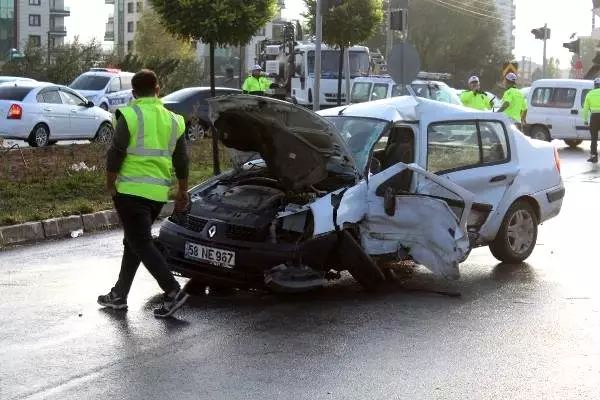 Sivas'ta kamyonet ile otomobil çarpıştı: 4 yaralı Sivas'ta kamyonet ile otomobil çarpıştı: 4 yaralı