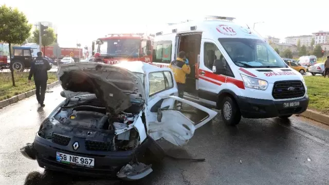 Sivas'ta trafik kazası: 1'i ağır 4 yaralı