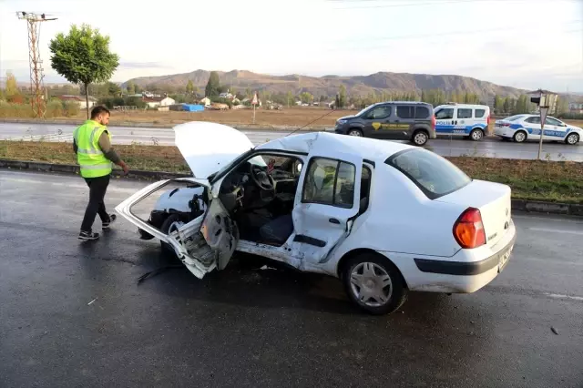 Sivas'ta trafik kazası: 2 ölü, 2 yaralı Sivas'ta trafik kazası: 2 ölü, 2 yaralı