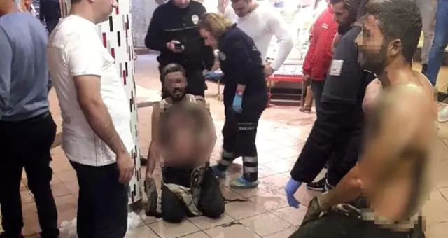Sokak ortasında eşiyle tartışan adam, benzin dökerek kendini ateşe verdi Sokak ortasında eşiyle tartışan adam, benzin dökerek kendini ateşe verdi