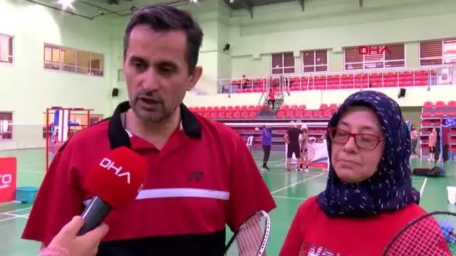 Spor aileler yarışıyor badminton turnuvası'nın şampiyonu başkan özmekik ve eşi oldu Spor aileler yarışıyor badminton turnuvası'nın şampiyonu başkan özmekik ve eşi oldu
