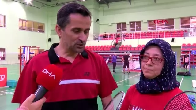 Spor aileler yarışıyor badminton turnuvası'nın şampiyonu başkan özmekik ve eşi oldu Spor aileler yarışıyor badminton turnuvası'nın şampiyonu başkan özmekik ve eşi oldu