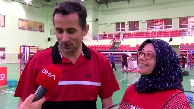 Spor aileler yarışıyor badminton turnuvası'nın şampiyonu başkan özmekik ve eşi oldu Spor aileler yarışıyor badminton turnuvası'nın şampiyonu başkan özmekik ve eşi oldu