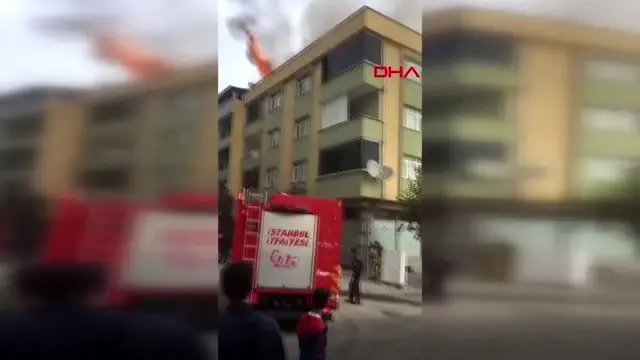 Sultangazi'de evin çatısı alev alev yandı Sultangazi'de evin çatısı alev alev yandı