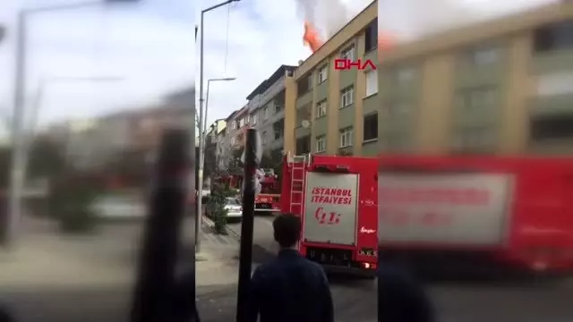 Sultangazi'de evin çatısı alev alev yandı Sultangazi'de evin çatısı alev alev yandı