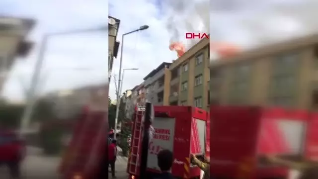 Sultangazi'de evin çatısı alev alev yandı Sultangazi'de evin çatısı alev alev yandı