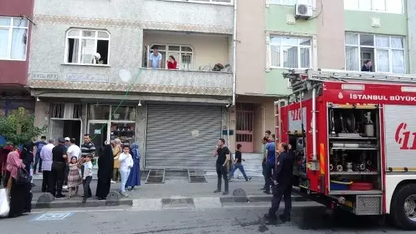 Sultangazi'de yangın paniği... Yaşlı kadını komşuları sakinleştirdi Sultangazi'de yangın paniği... Yaşlı kadını komşuları sakinleştirdi